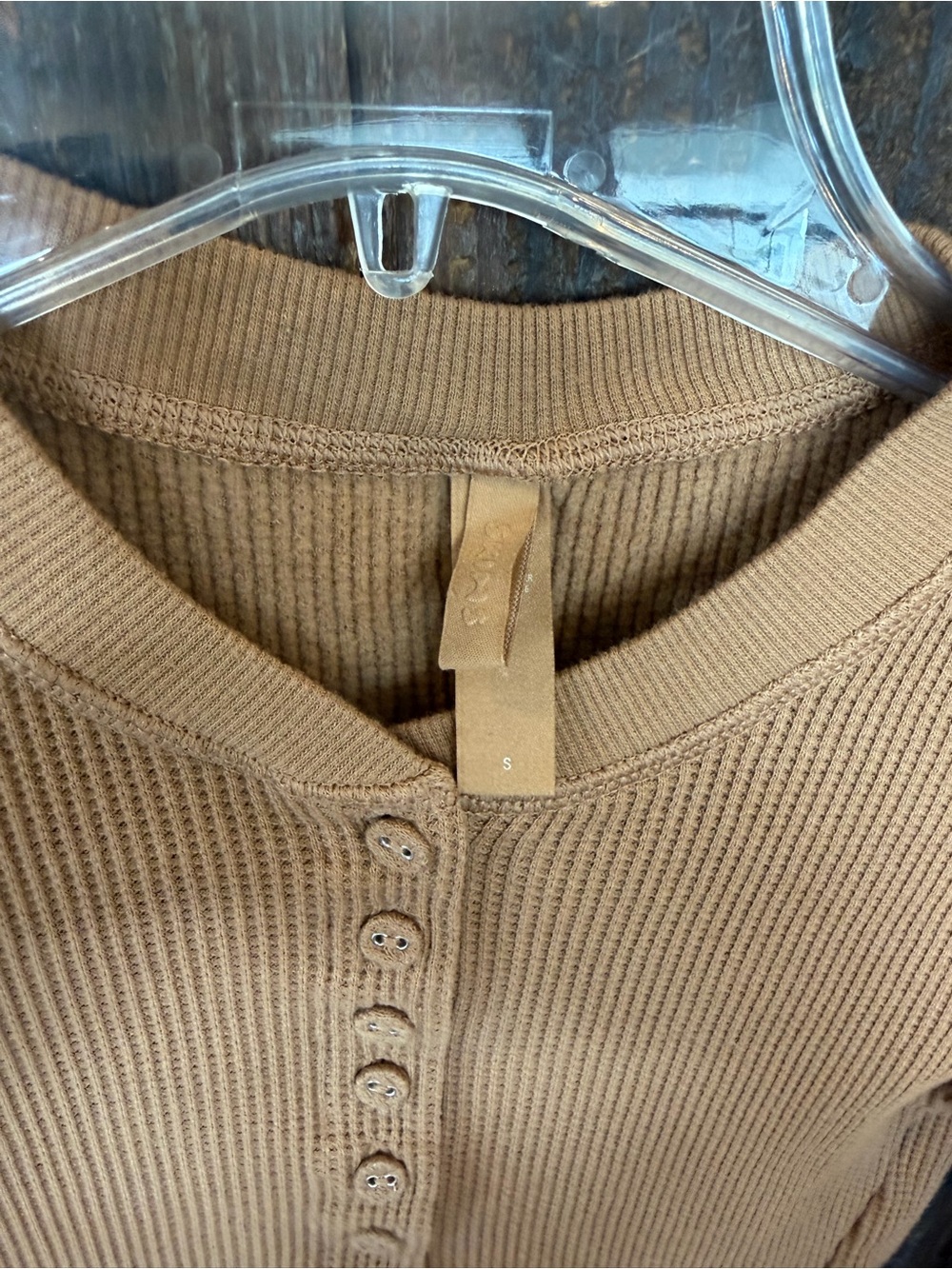 SKIMS Camel Ribbed Button-Front Long Sleeve Henley Top - Picture 2 of 7